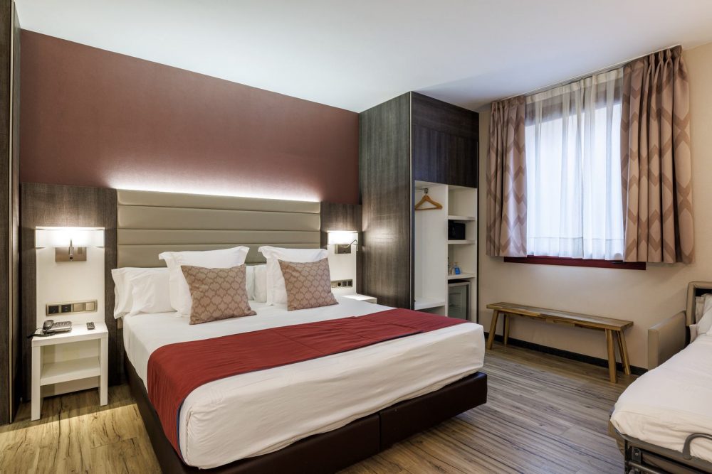 Triple Ground Floor Room with king bed and sofa bed at Hotel Ronda Lesseps