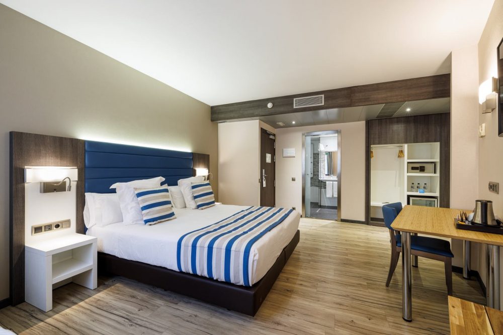 Triple Room with king-size bed and additional sofa bed at Hotel Ronda Lesseps