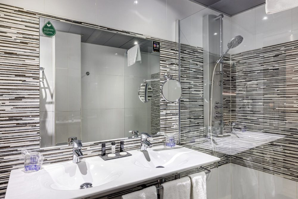 Shower and bathroom in a Triple Ground Floor Room at Hotel Ronda Lesseps