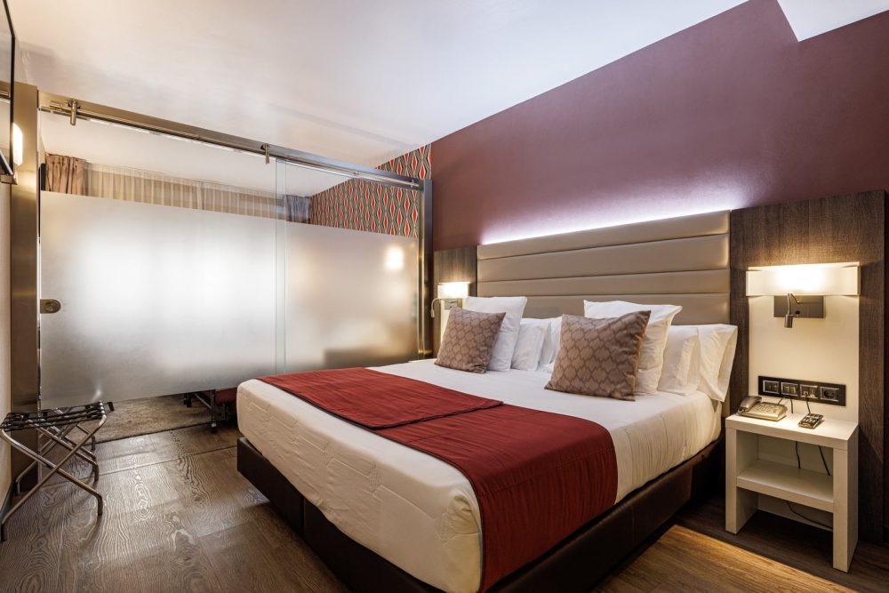 Spacious Deluxe Family Room with sofa bed at Hotel Ronda Lesseps