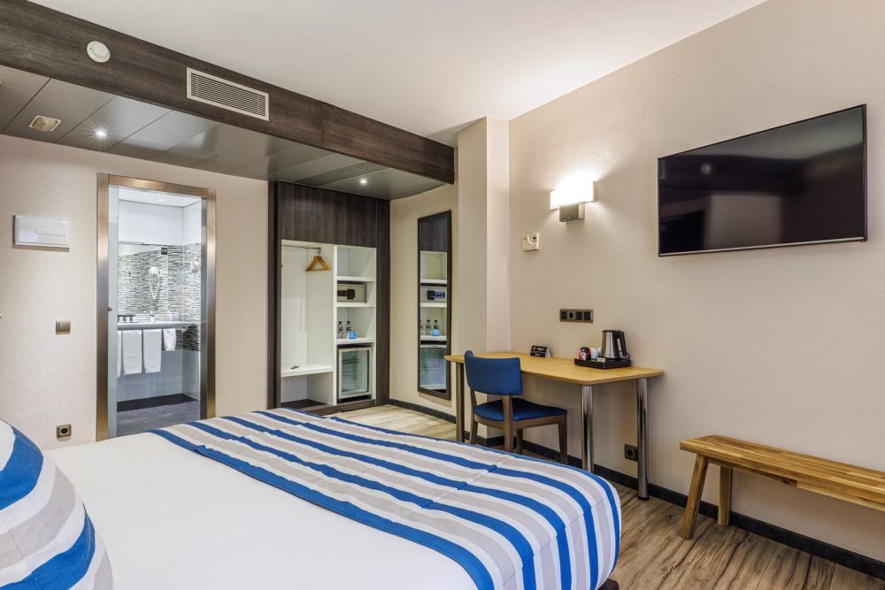 Family-friendly Triple Room with sofa bed at Hotel Ronda Lesseps