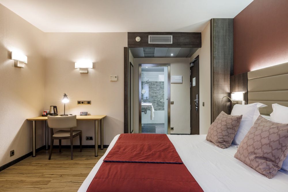 Triple Room sleeping arrangement at Hotel Ronda Lesseps