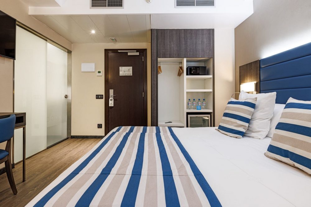 Family Room layout for up to 4 guests at Hotel Ronda Lesseps