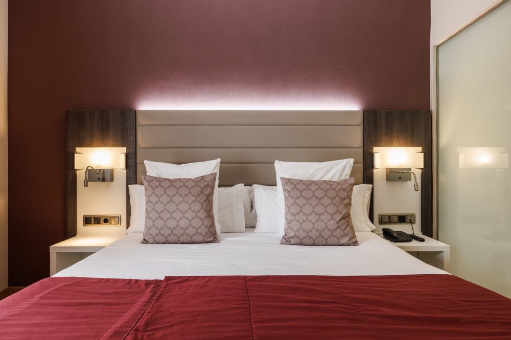 Superior Room interior in red tones at Hotel Ronda Lesseps, Barcelona