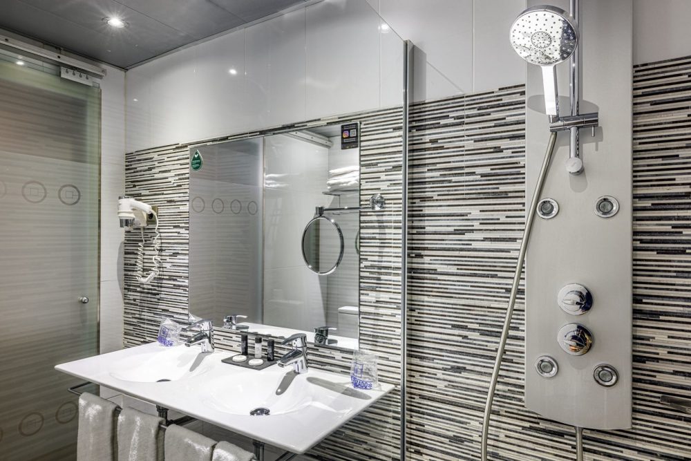 Triple Room bathroom with shower at Hotel Ronda Lesseps